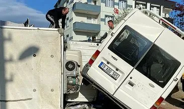 Bursa’da kamyonet devrildi: 3 kişi yaralandı!