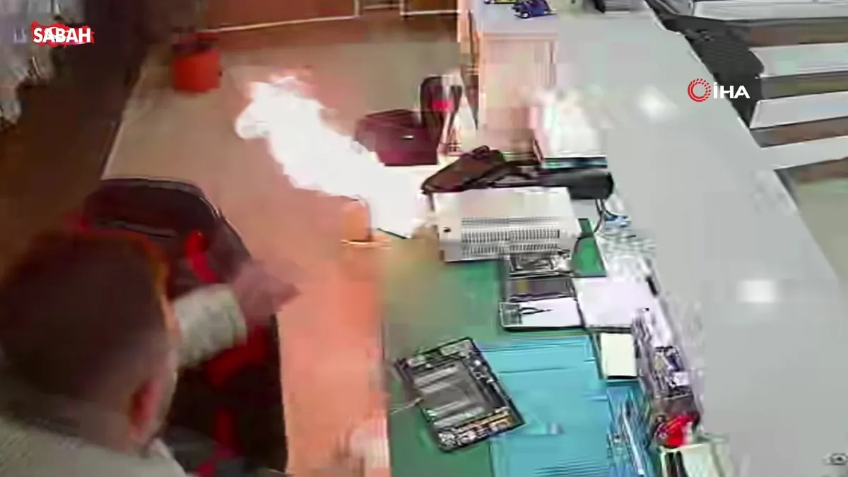 Şişen telefon bataryası bomba gibi patladı! Korku dolu anlar kamerada | Video videosunu izle Şişen telefon bataryası bomba gibi patladı! Korku dolu anlar kamerada | Video videosunu izle