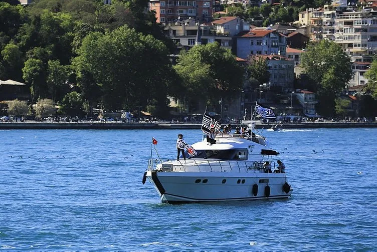 İstanbul Boğazı siyah beyaz! Beşiktaş şampiyonluğun tadını çıkarıyor...
