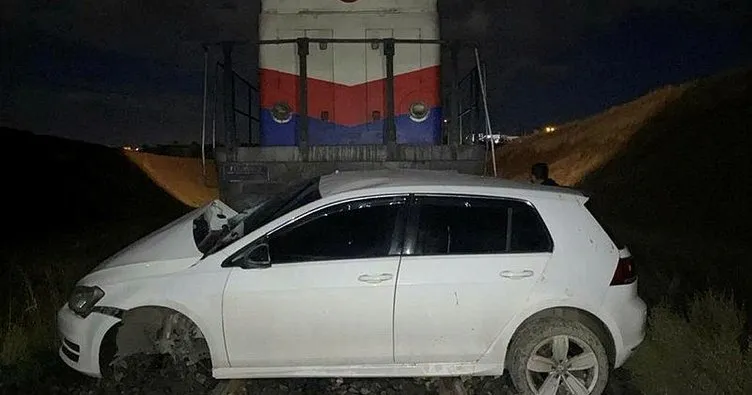 Diyarbakır’da lokomotif otomobile çarptı: 2’si ağır 5 yaralı