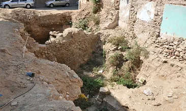 Mahalleyi kazdıkça tarihi mezar çıkıyor