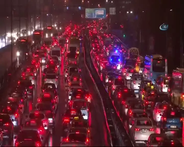 İstanbul’da sağanak yağışla trafik durma noktasına geldi
