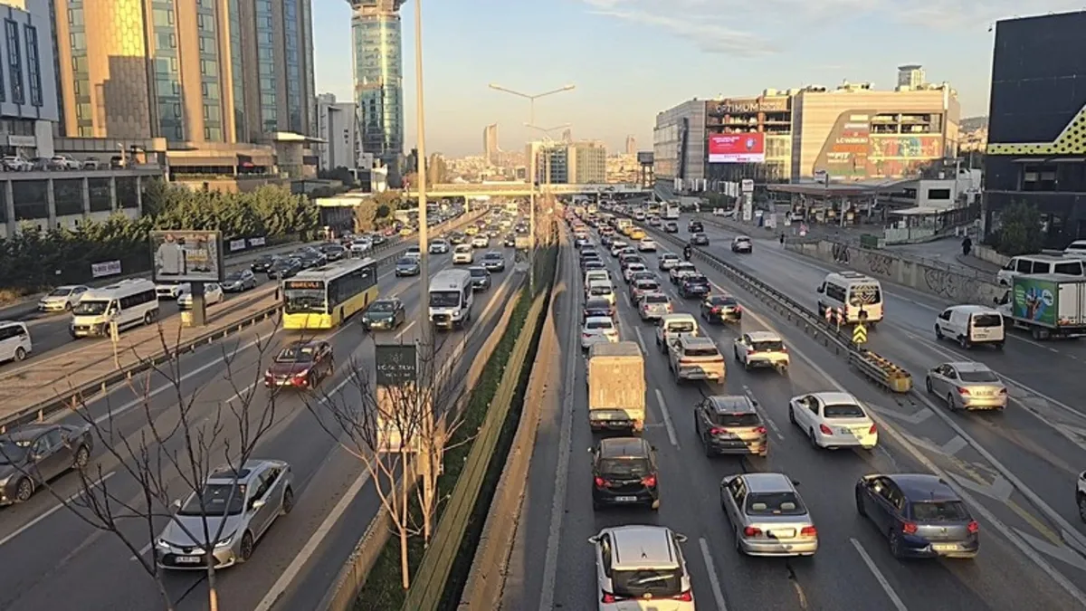 İstanbul’da haftanın ilk iş gününde trafik yoğunluğu İstanbul’da haftanın ilk iş gününde trafik yoğunluğu