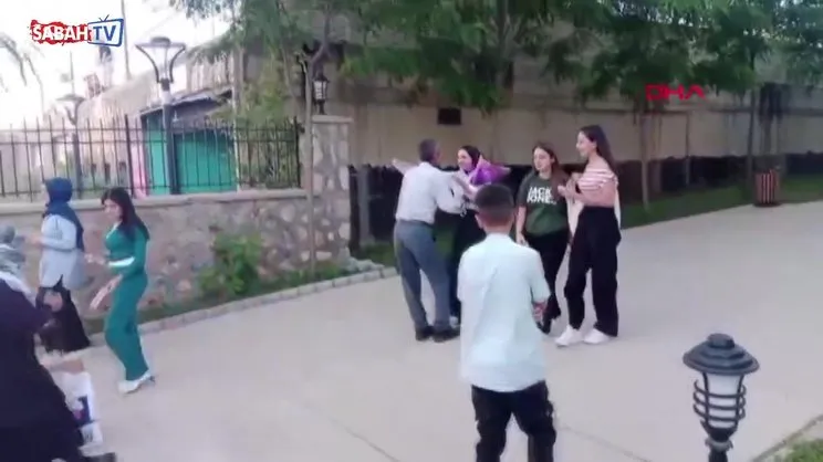 O görüntü yürekleri ısıtmıştı! YKS sonrası kızını çiçeklerle karşılayan baba: