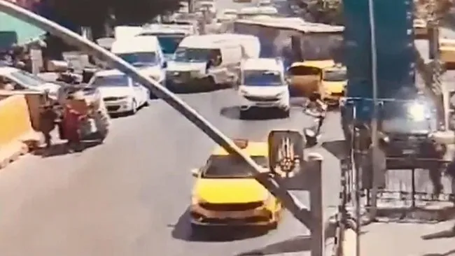 Beyoğlu’ndaki feci İETT kazasının görüntüleri ortaya çıktı: Otobüs şoförü cepleriyle oynadı, ayağa kalktı