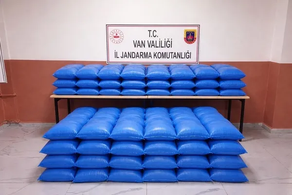 vanda-jandarmadan-kacakcilik-operasyonu-6-milyon-tl-degerinde-gida-ve-esya-ele-gecirildi-1774700798160.jpg