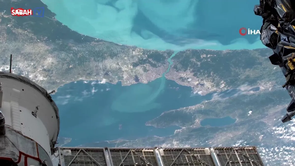 İstanbul yine şovunu yaptı! Uzaydan İstanbul’un turkuaz hali görüntülendi | Video videosunu izle İstanbul yine şovunu yaptı! Uzaydan İstanbul’un turkuaz hali görüntülendi | Video videosunu izle