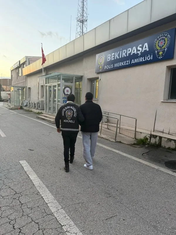kocaelide-aranan-hukumlulere-operasyon-5-kisi-yakalandi-1767988988407.jpg