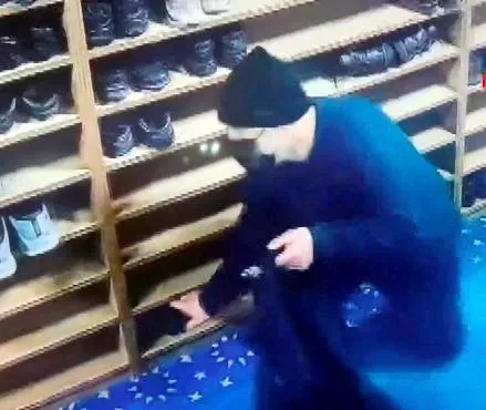 camideki-ayakkabi-hirsizligi-kameraya-takildi-cemaat-namaz-kilarken-hirsiz-vatandasin-ayakkabisini-caldi-1768322844625.jpg