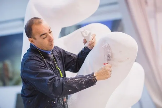 Venedik Bienali’ndeki küresel ısınmaya dikkat çeken el heykeli