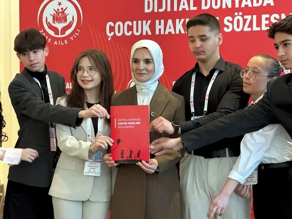 aile-ve-sosyal-hizmetler-bakani-goktas-dijital-dunyada-cocuk-haklari-sozlesmesinin-ilk-imzasini-atti-bakani-go-1745332731249.jpg