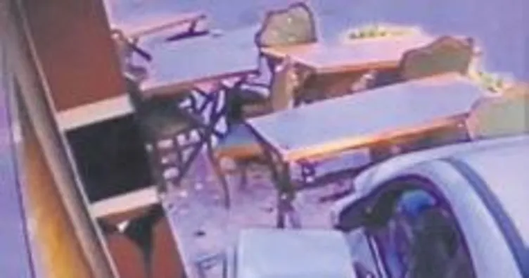Otomobil restorana daldı