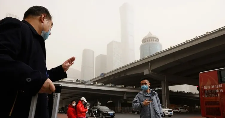 Çin’in başkenti Pekin bir kez daha kum fırtınasına teslim oldu