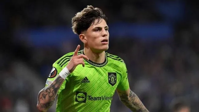 fenerbahce-ve-besiktas-ile-aniliyordu-alejandro-garnacho-kararini-verdi-1754212888133.jpeg