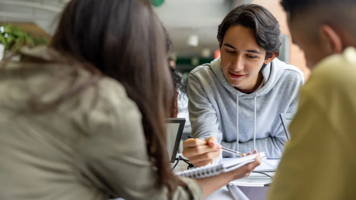 Uzmanlar uyardı, hükümet düğmeye bastı! İsveç’teki okullarda telefon tamamen yasak: “Ekranlar dikkatimizi dağıtıyor…” Uzmanlar uyardı, hükümet düğmeye bastı! İsveç’teki okullarda telefon tamamen yasak: “Ekranlar dikkatimizi dağıtıyor…”
