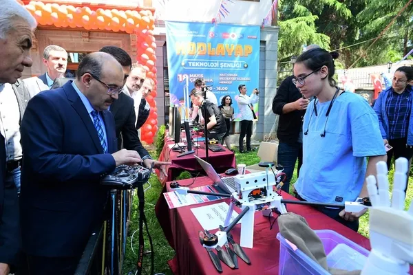 trabzonda-kodlayap-teknoloji-senligi-sergisi-acildi-1652877319595.jpg