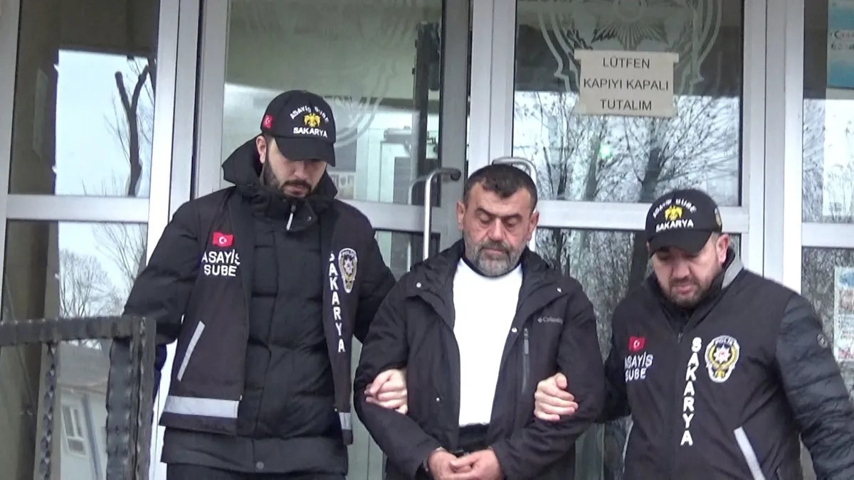 Eşini ve MHP ilçe başkanını öldüren emekli polis adliyeye sevk edildi Eşini ve MHP ilçe başkanını öldüren emekli polis adliyeye sevk edildi