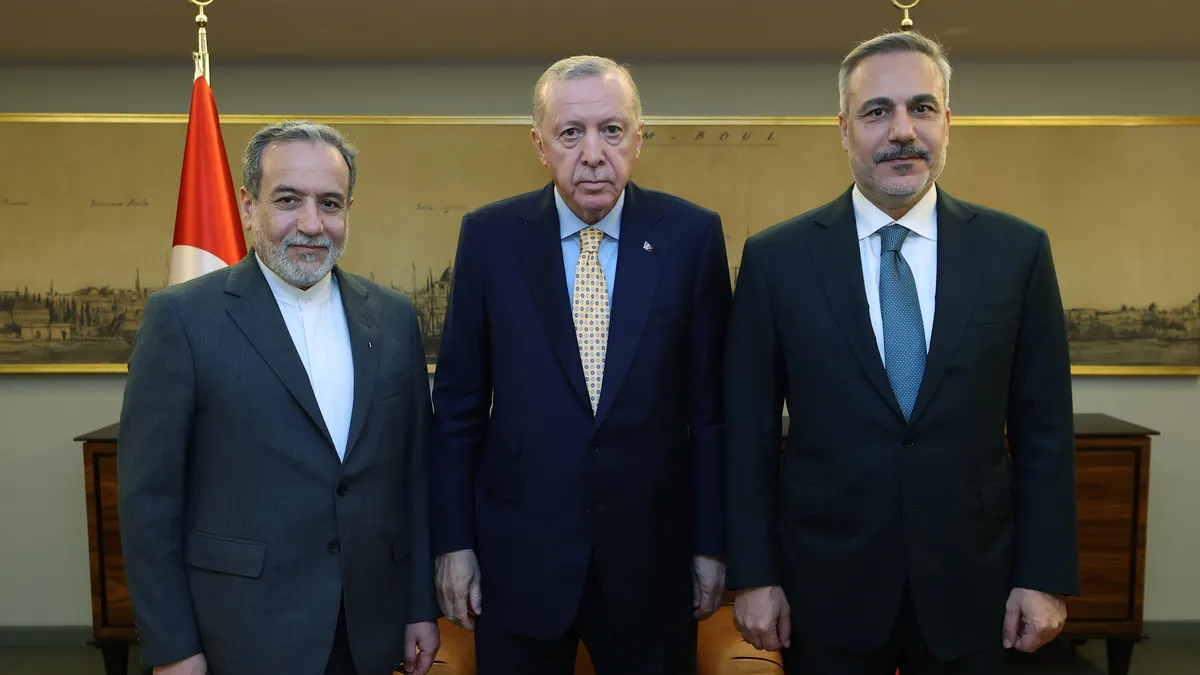 SON DAKİKA… Başkan Recep Tayyip Erdoğan İran Dışişleri Bakanı Abbas Arakçi’yi kabul etti SON DAKİKA… Başkan Recep Tayyip Erdoğan İran Dışişleri Bakanı Abbas Arakçi’yi kabul etti