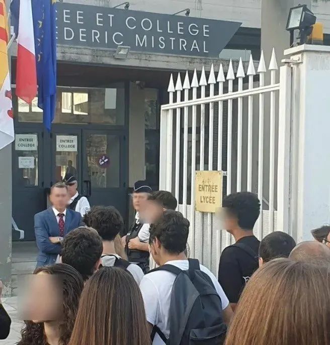 ‘Demokratik’ Fransa’da ikiyüzlü uygulama! Yasağın ardından okulların önünde polis nöbeti başladı!