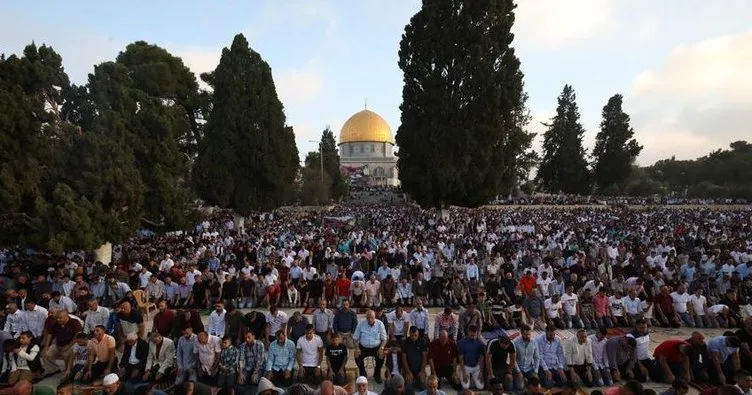Mescid-i Aksa’da binlerce Filistinli bayram namazı kıldı