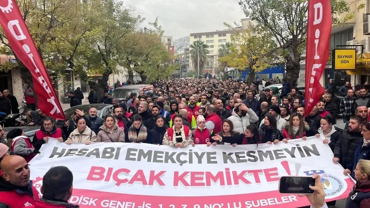 İzmir’de hayatı durduran maaş krizi! On binlerce işçi iş bırakıp sokaklara döküldü