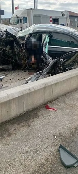 Lüks otomobil gişelere ok gibi saplandı! Karı, koca hayatını kaybetti: 5 günlük bebek ağır yaralı…