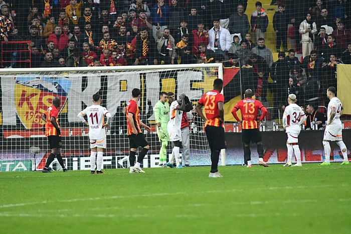 kayserispor-galatasaray-macinda-olay-musleraya-kostu-ve-1734887447768.jpeg