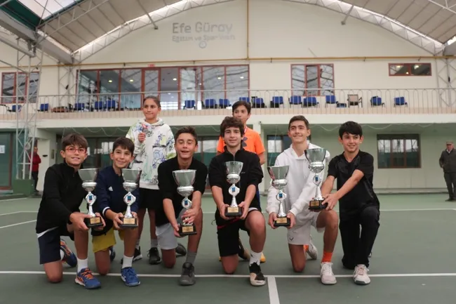 genc-tenisciler-cumhuriyet-kupasi-icin-ter-doktu-1697884263691.jpg