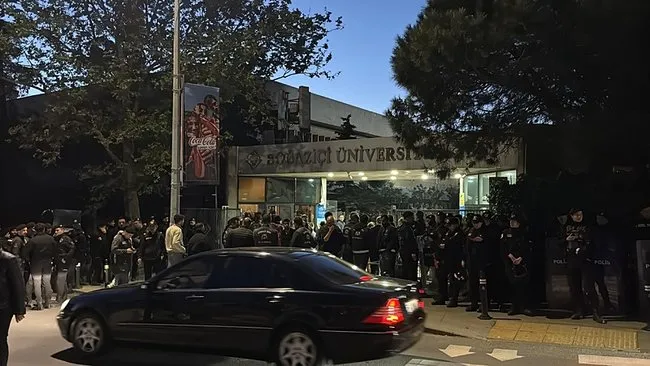 bogazici-universitesinde-polise-saldiri-97-gosterici-gozaltinda-1747169853190.jpeg