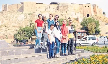 Sığınmacılardan türkülü teşekkür