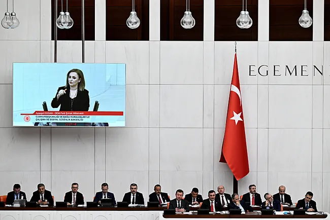 bakan-isikhandan-asgari-ucret-aciklamasi-calisanlarimizin-gelirlerini-enflasyona-ezdirmeyecegiz-1765998284737.jpg Bakan Işıkhan'dan asgari ücret açıklaması: