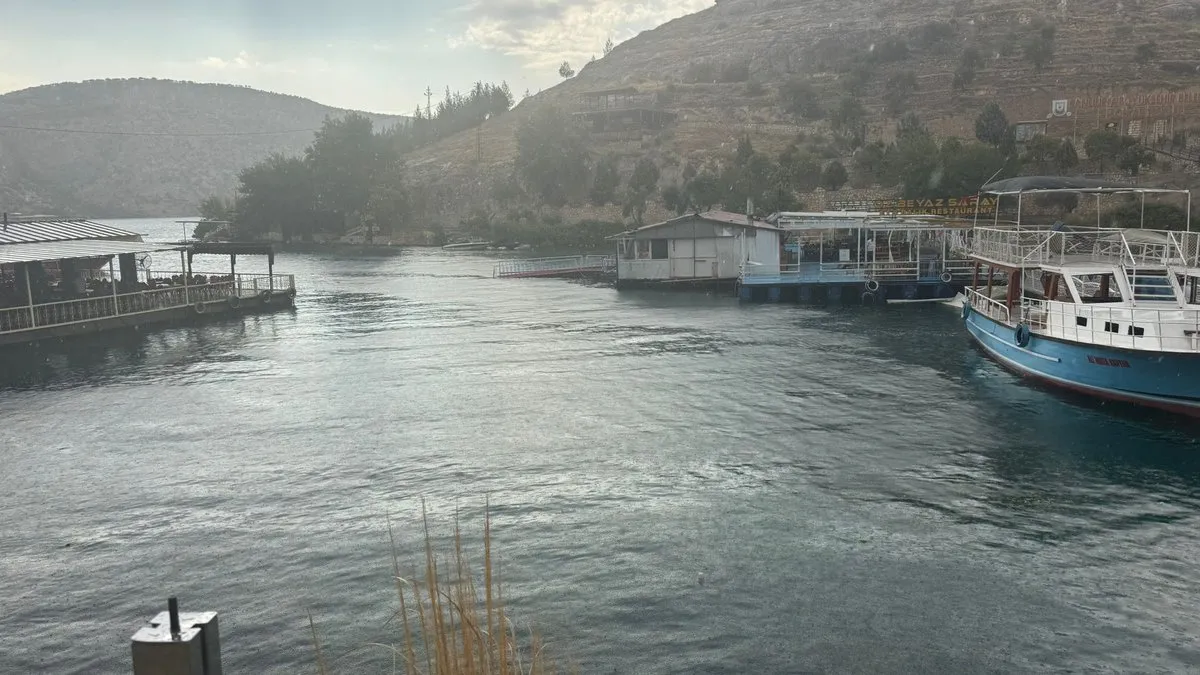 Fırtına Fırat Nehri üzerindeki restoranı sürükledi!