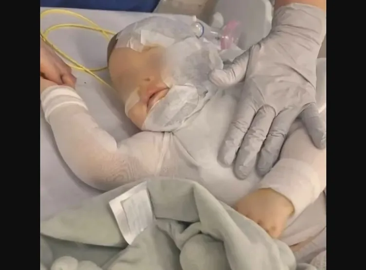 Avustralya’da insanlık dışı olay: Bebeğin üstüne sıcak kahve döktü!