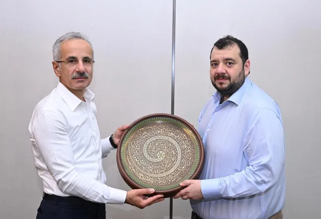 bakan-uraloglu-bae-yatirim-bakani-al-suwaidi-ile-istanbulda-bir-araya-geldi-1696164748540.jpg
