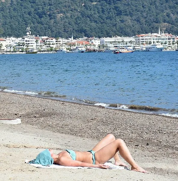 Marmarisliler sıcak havanın keyfini sahilde çıkardı
