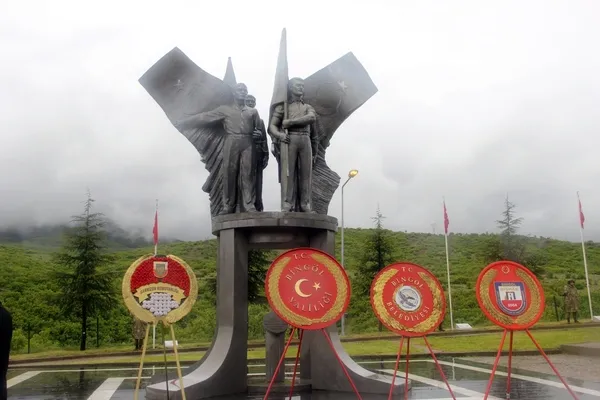 bingolde-33-yil-once-sehit-edilen-33-asker-torenle-anildi-1779622359288.jpg