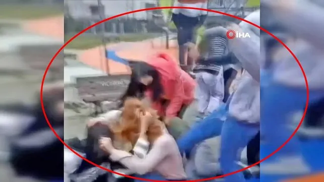 Son dakika! Bursa'da utanç verici görüntü! Genç kızlar erkek yüzünden tekme tokat kavga etti | Video
