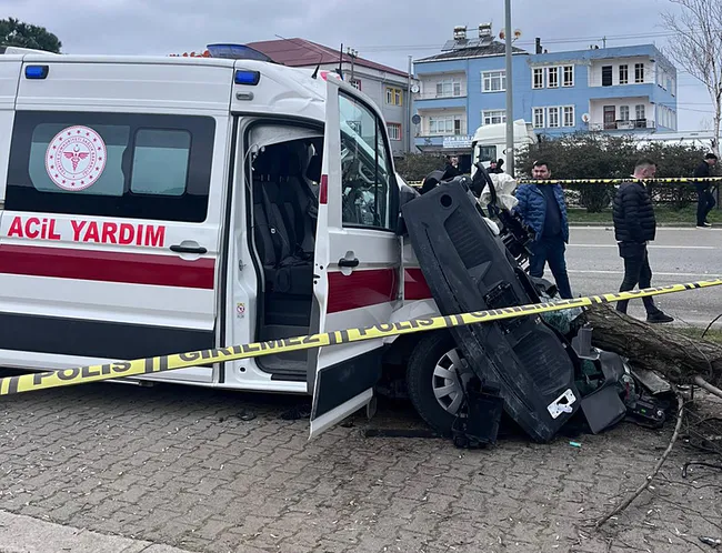 samsunda-feci-kaza-ambulans-ile-kamyon-carpisti-1-olu-3-yarali-1773759863319.jpg