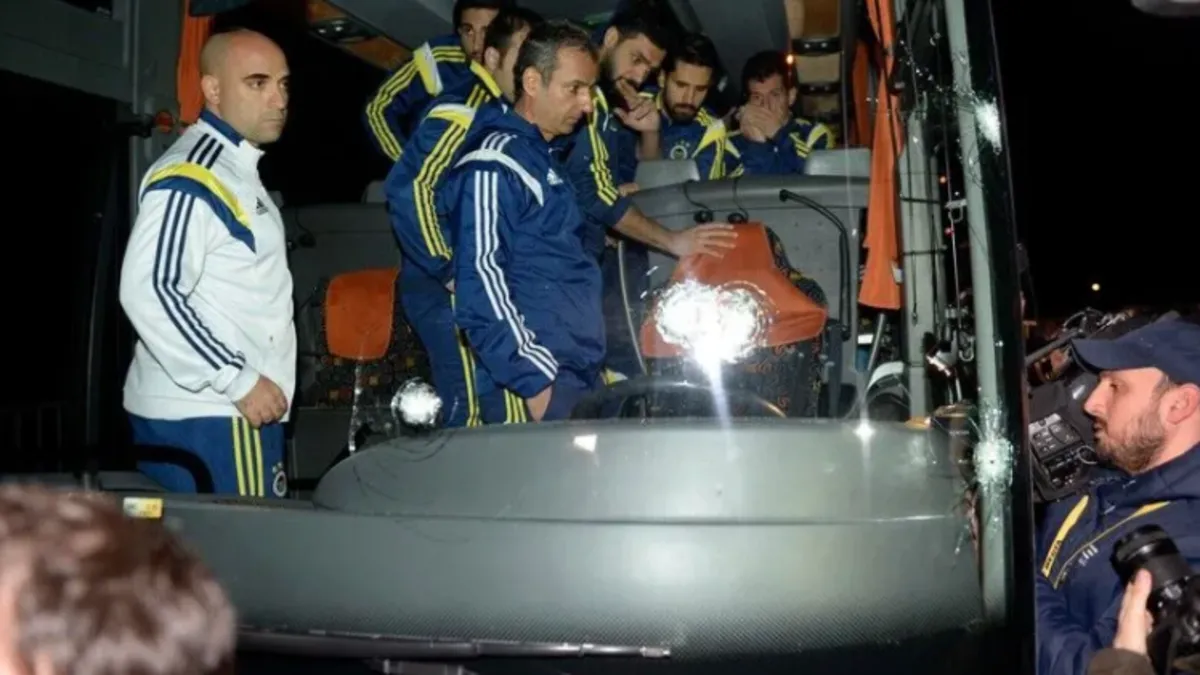 Son Dakika | Fenerbahçe otobüsüne saldırı soruşturması! Bakan Gürlek açıkladı: 5 gözaltı