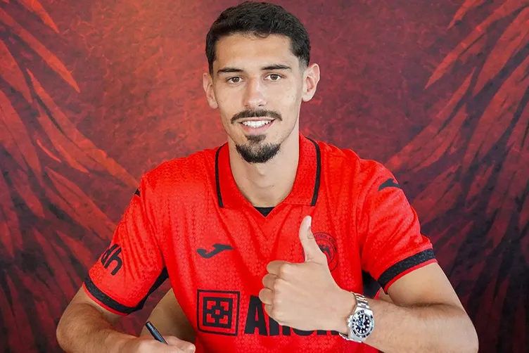 Süper Lig’de transfer rüzgarı! İşte resmen açıklanan tüm imzalar 2026-2027