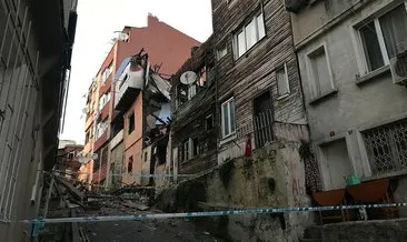 Son dakika: Beyoğlu’nda metruk binanın bir kısmı çöktü