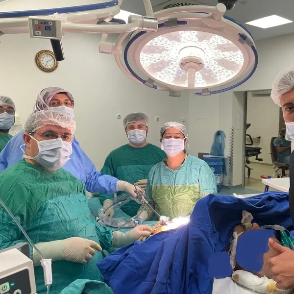 afyon-sandikli-devlet-hastanesinde-ilk-kez-uygulanan-ameliyat-1720439962563.jpg