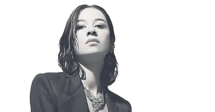 Yeni şarkısıyla listeleri salladı