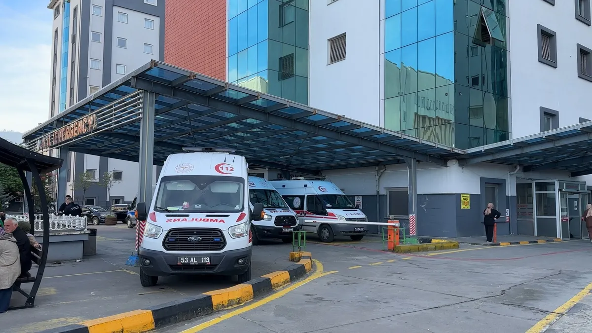 Rize'de 40 öğrenci hastanelik oldu: Yurtta sütlü tatlı yemişlerdi! Rize'de 40 öğrenci hastanelik oldu: Yurtta sütlü tatlı yemişlerdi!