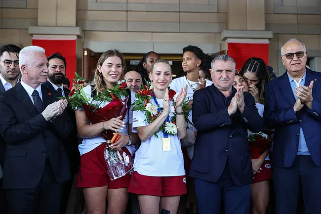 sampiyon-a-milli-kadin-voleybol-takimi-yurda-dondu-1785158316614.jpeg