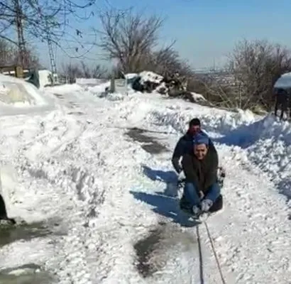 Malatya’da traktör arkasında karda sörf
