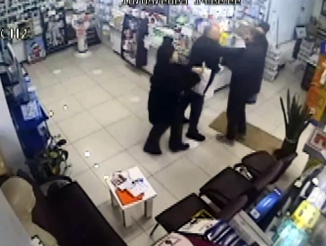 muadil-ilac-veren-eczaci-darp-edildi-1681206945811.jpg
