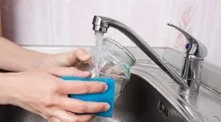 Kavanozdaki kalıntıları ek hamlede söküp atıyor! Meğer kurtulmak çok basitmiş…