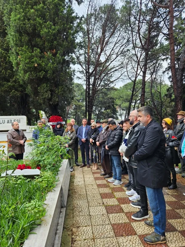 atilla-ozdemiroglu-mezari-basinda-anildi-1713620825743.jpg