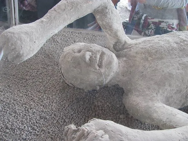 Pompei’deki kazılarda taşlaşmış bebek cesedi çıkarıldı